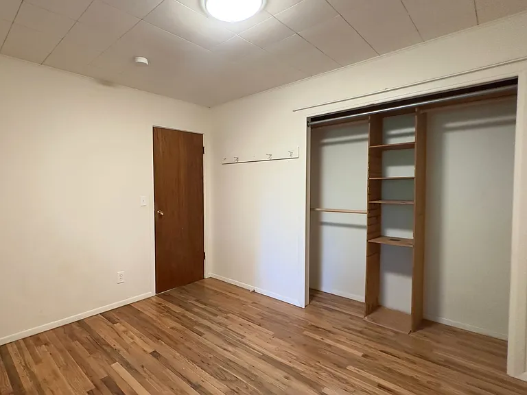318 E 6th St — Photo 13