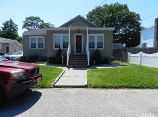 407 S 6th St, Lindenhurst, NY 11757