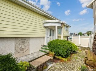 553 S Main St, Freeport, NY 11520