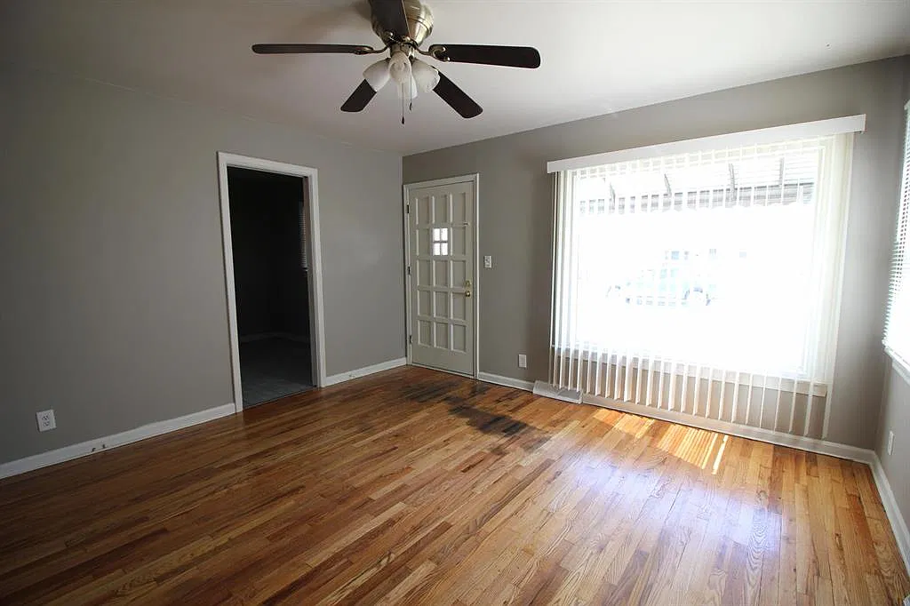 3 bed, 1000 sqft, $1,700 — Photo 2