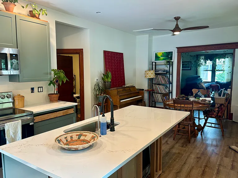 412 E Plum St — Photo 2
