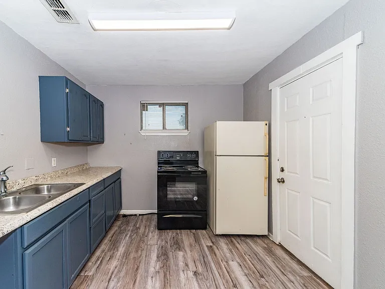 508 Bee St — Photo 7