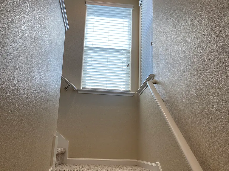 639 Livingston Ave — Photo 22