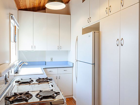 2nd image of 1916 Whitley Ave #5