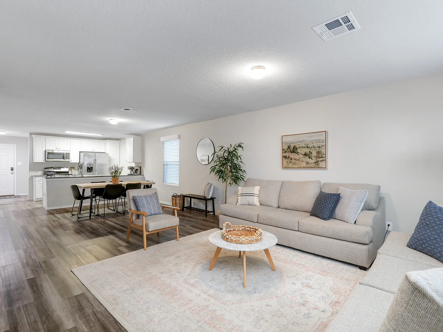4 bed, 1874 sqft, $4,100 — Photo 2