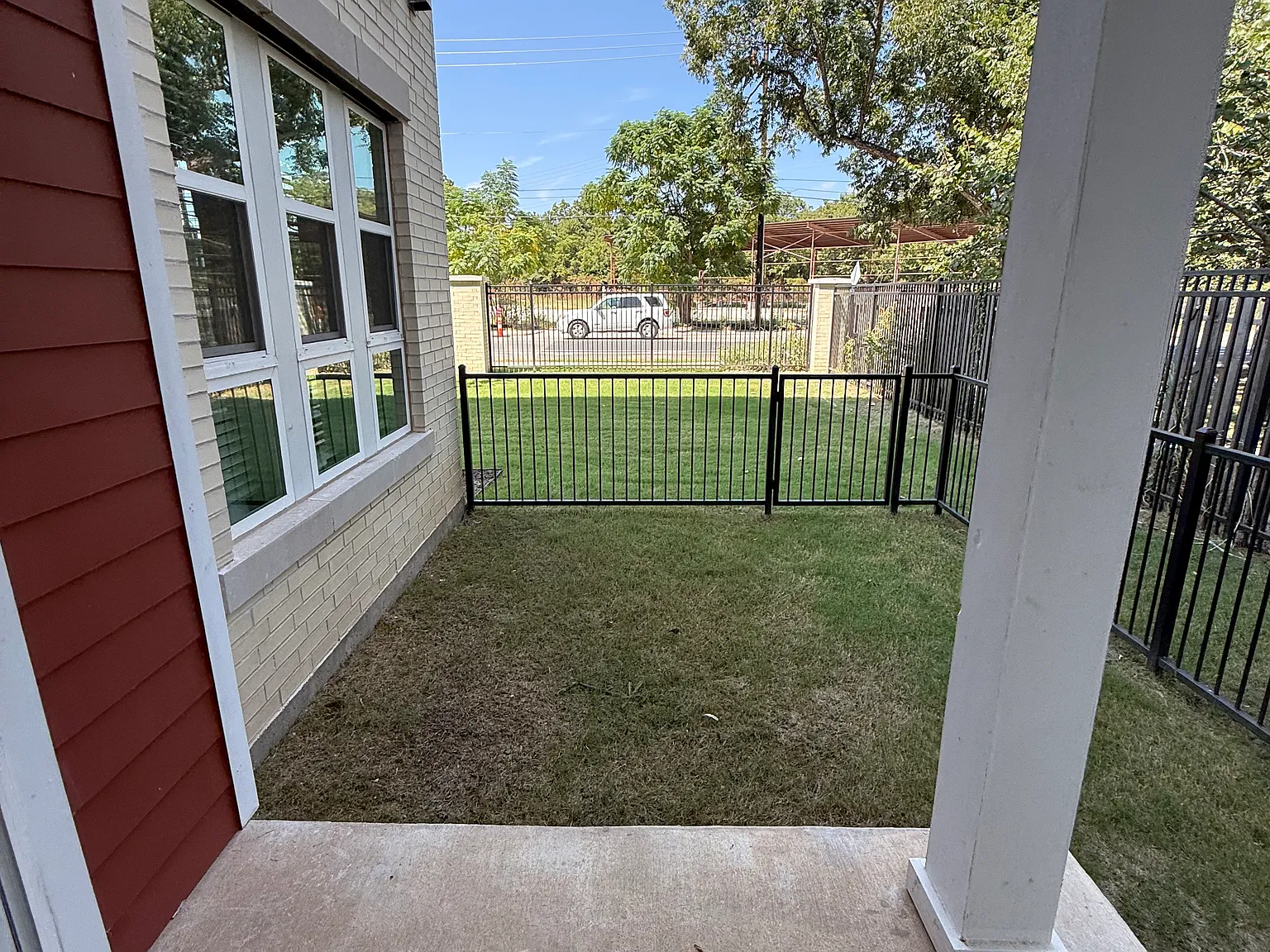 Brand New 1 Bed With Private Yard! 8 Weeks Free, East Side, No Carpet! Amenities Galore, Sleek Fi... — Photo 4