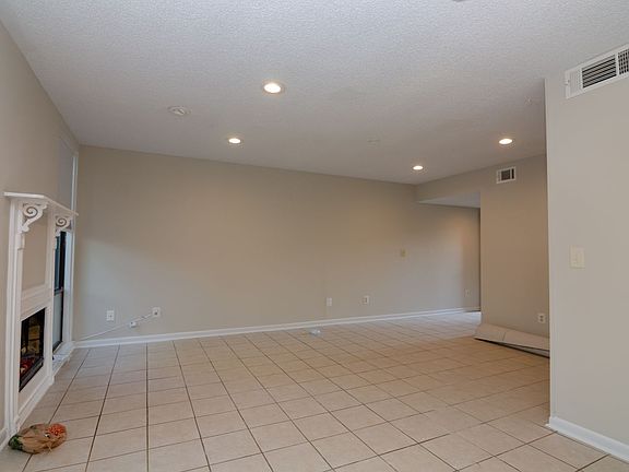 3rd image of 2 Hickory Ct