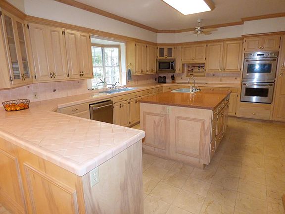4th image of 25 Waterford Dr