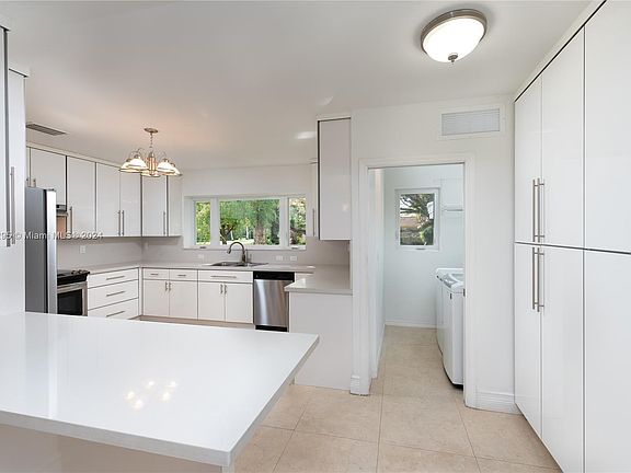 5th image of 2121 N Greenway Dr