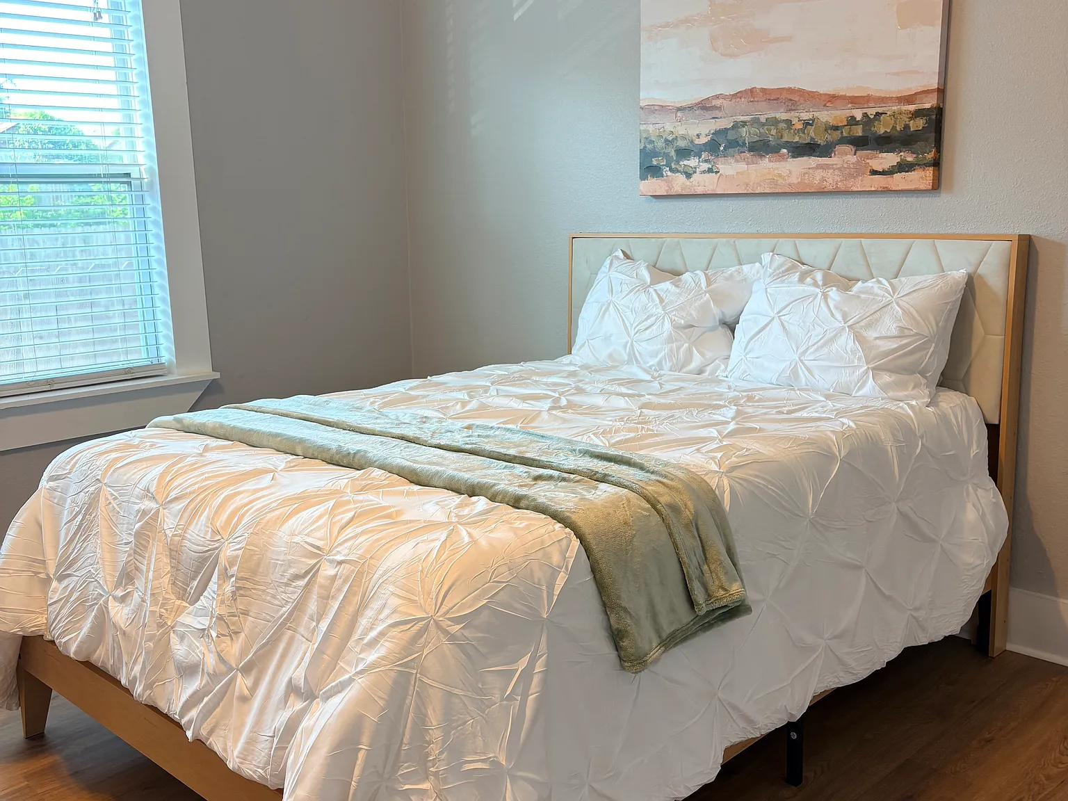 2 bed, 900 sqft, $1,800 — Photo 2