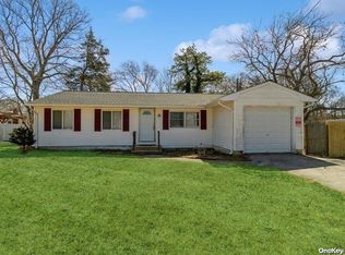 4 Rhonda Ln, Selden, NY 11784
