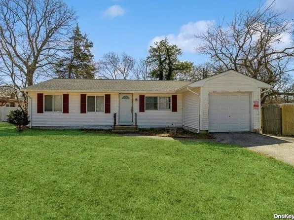 4 Rhonda Lane, Selden, NY 11784
