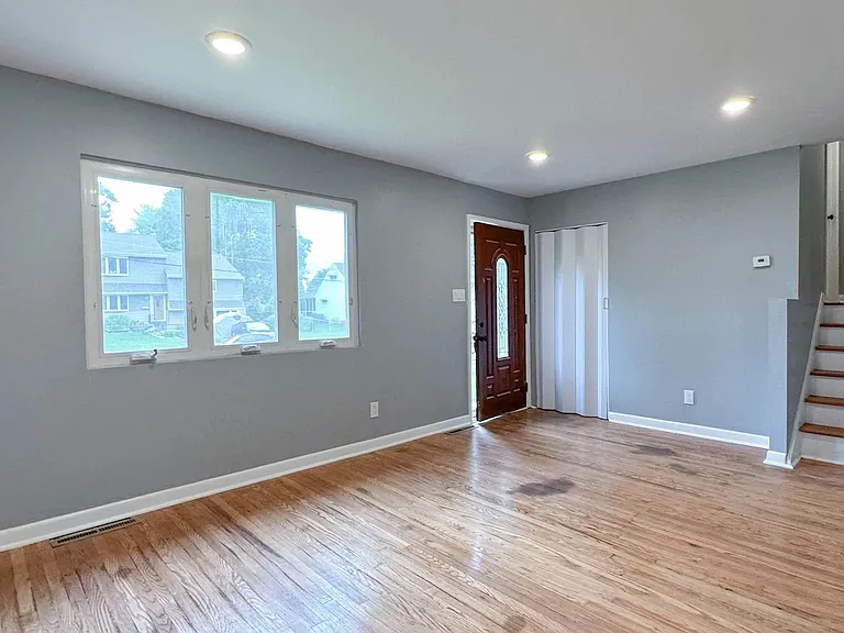 1104 Saint Mark Dr — Photo 5