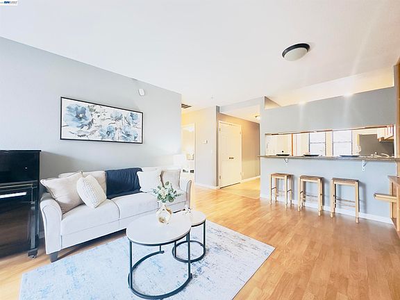 5th image of 320 N Villa Way