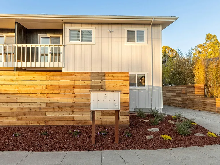 Walking distance to Seabright Beach, the Boardwalk & The Buttery.