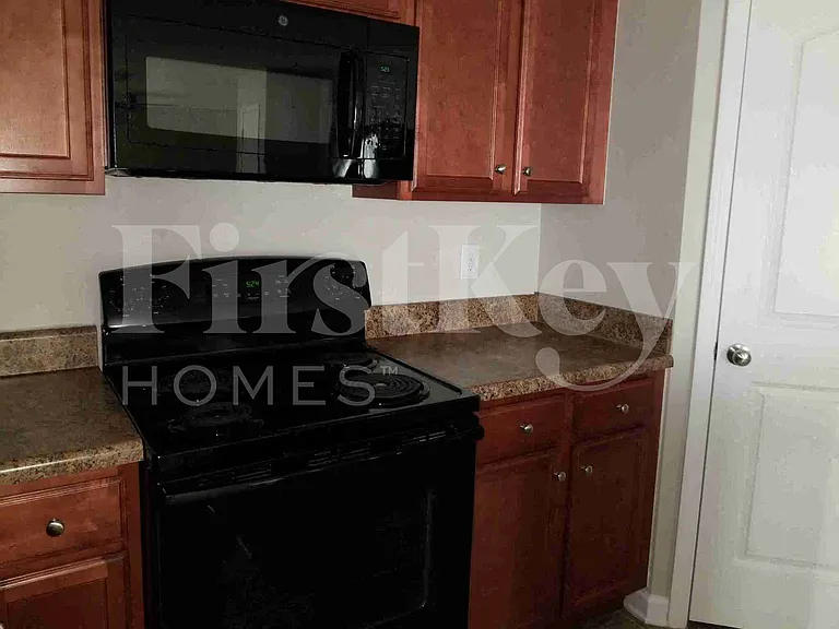 901 Leatherstone Ln — Photo 10
