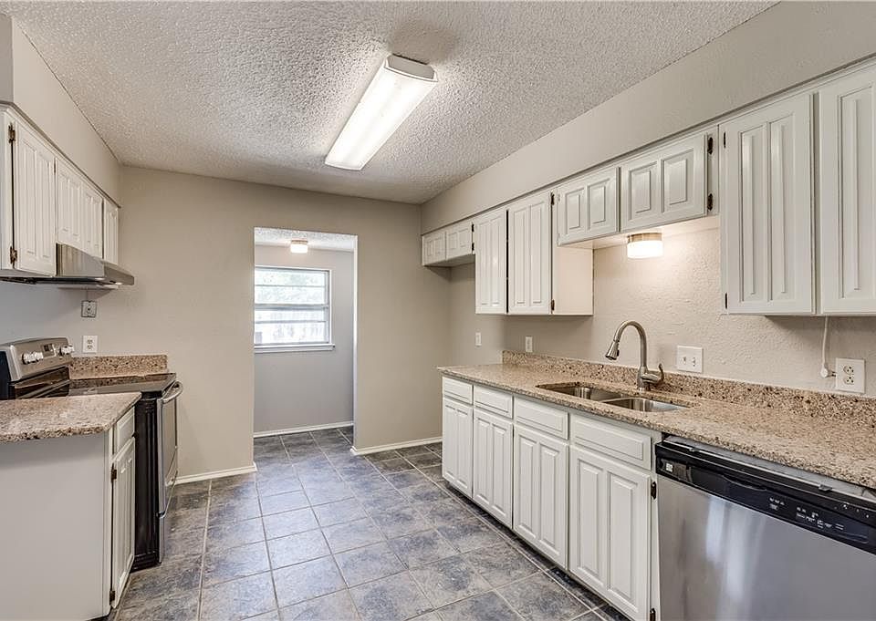 1st image of 3216 Meadow Wood Ln