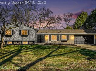 36626 Chatham Ct, Clinton Township, MI