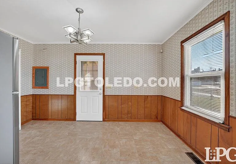 1525 Akron St — Photo 10