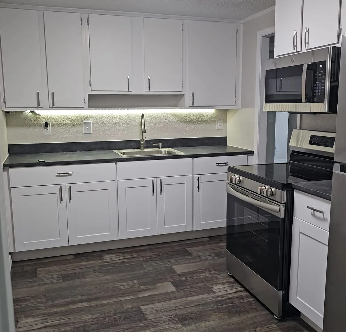 Crystal Court Apartments — Photo 4