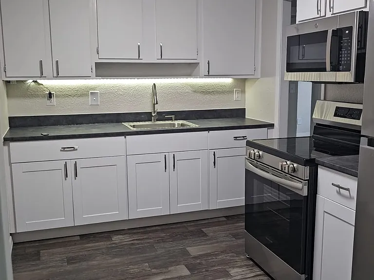 Crystal Court Apartments — Photo 4