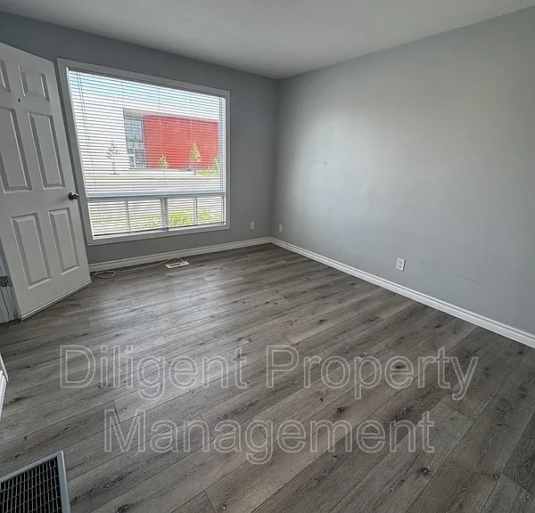 260 Lansdowne St W — Photo 1
