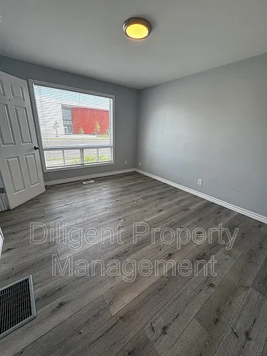 260 Lansdowne St W Photo 1