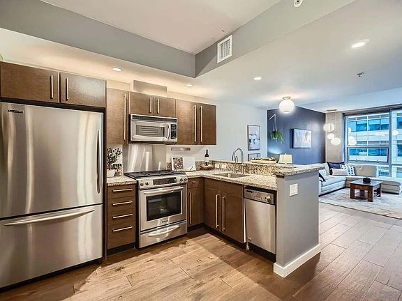 5th image of 321 10th Ave Unit 904