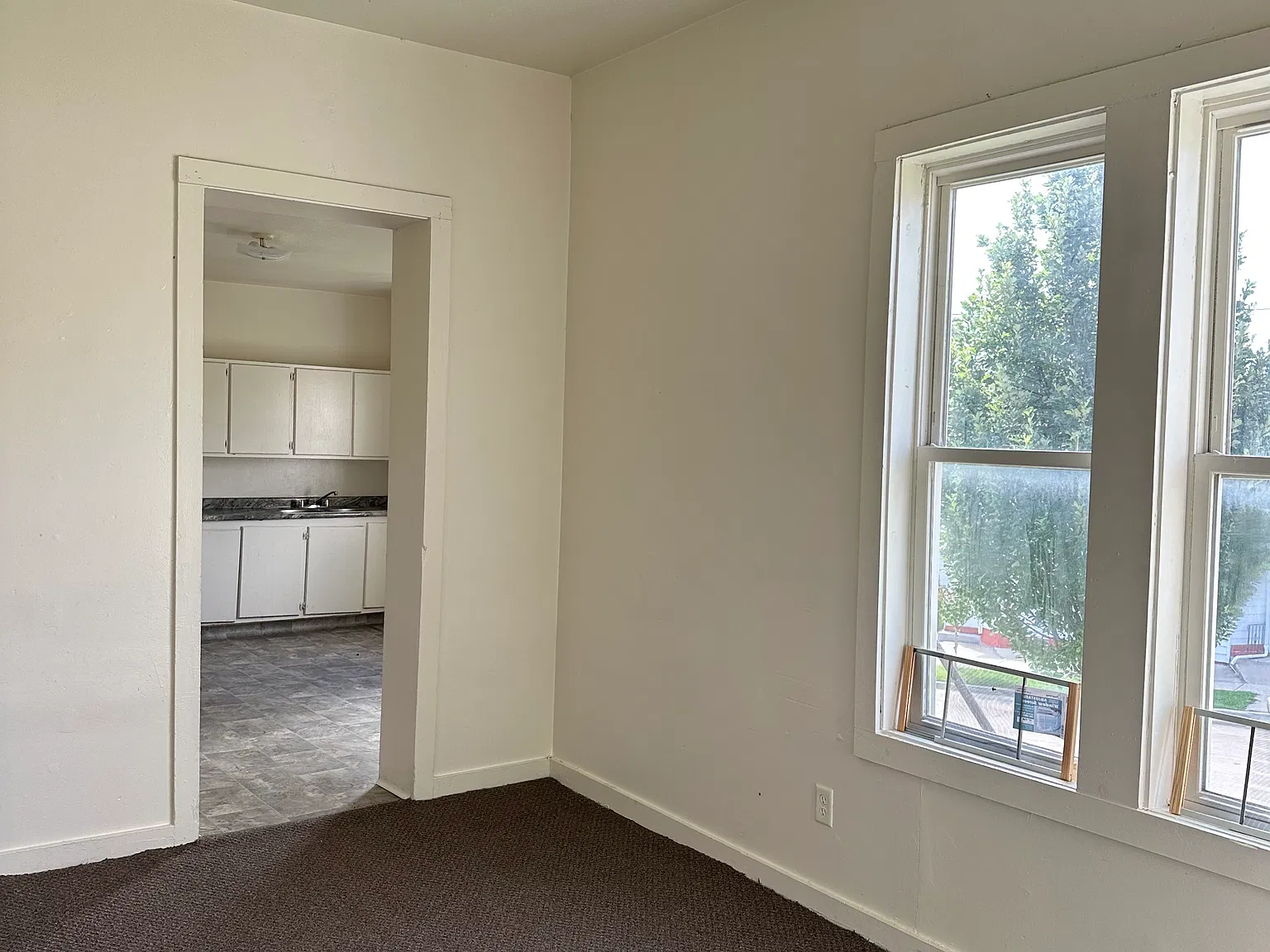 3 bed, 1300 sqft, $1,100 — Photo 4