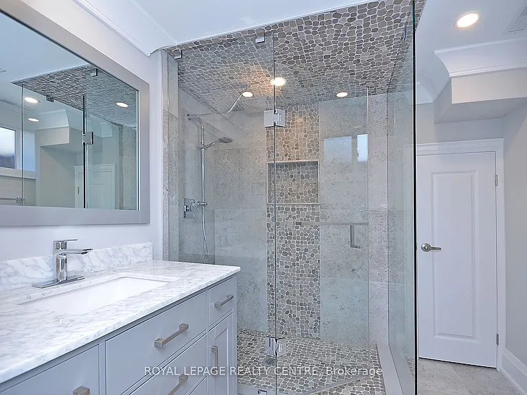 326 Slade Cres #LOWER — Photo 17