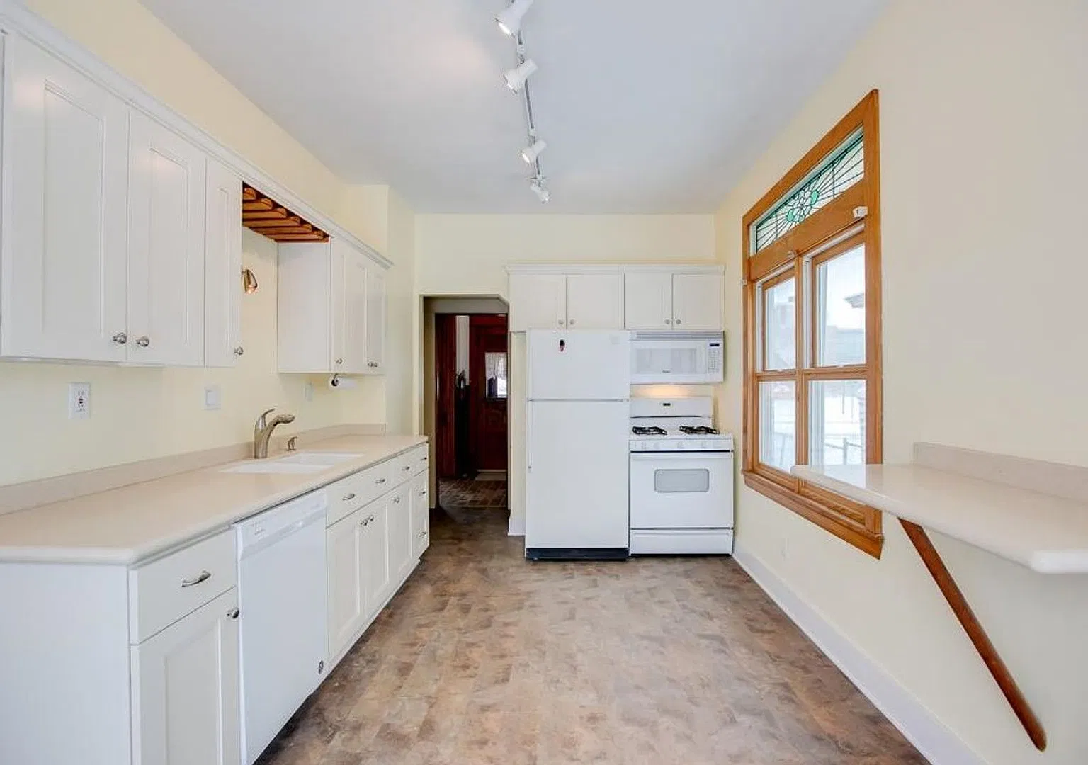 June 2027-Across the Street from Hamline~ 6 Bedroom House- 1 Kitchens- Garage and Off Street Parking — Photo 4