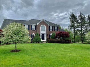 2 Mandalay Rdg, Pittsford, NY 14534