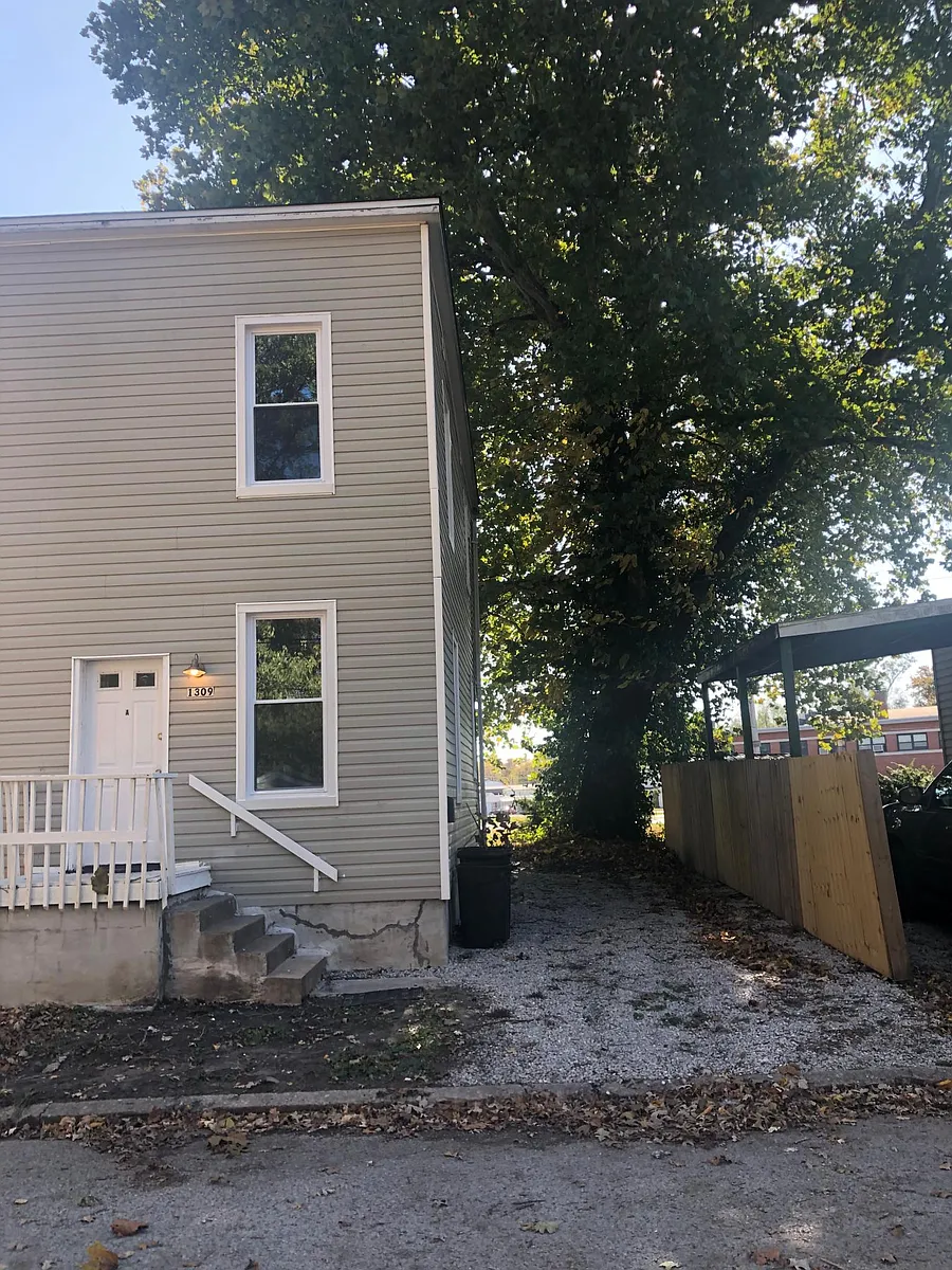 Building Photo - 1309 W D St #A