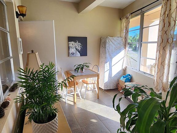 Enclosed Front Porch/Extra Space