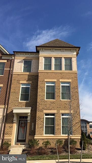 Luxury end unit townhome in the heart of One Loudoun!