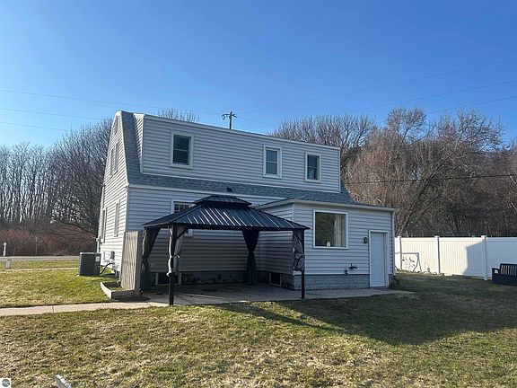 2nd image of 2631 Lakeshore Rd