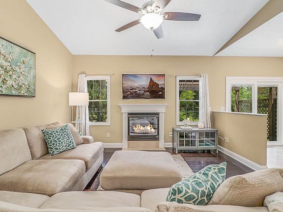 4th image of 77 Crista Ann Ct