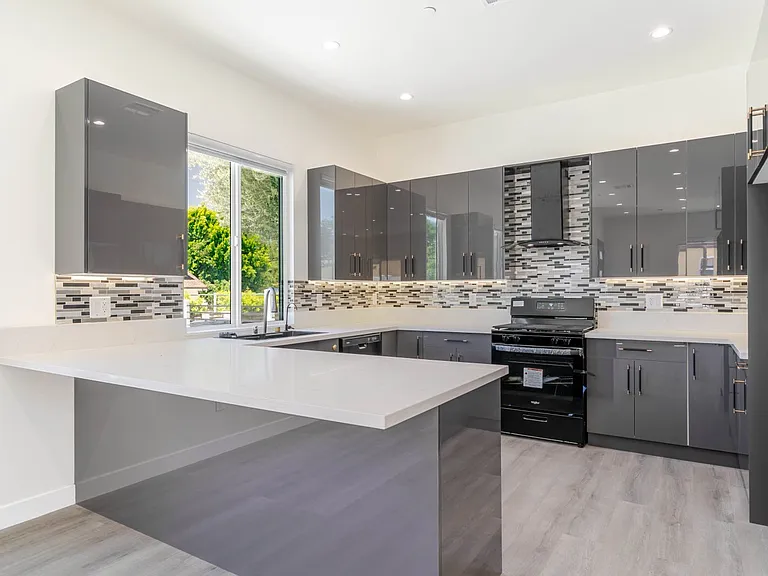 10654 Nassau Ave — Photo 10