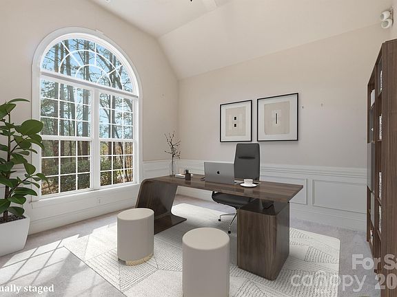 5th image of 723 Beaten Path Rd