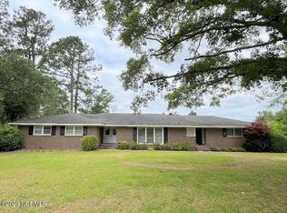 2002 Lake Dr, Laurinburg, NC 28352