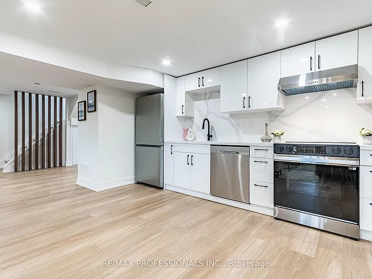 48 Lloyd Manor Rd #LOWER — Photo 8