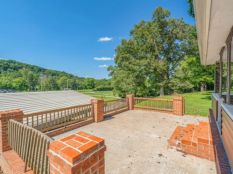 1229 Everett Rd — Photo 8