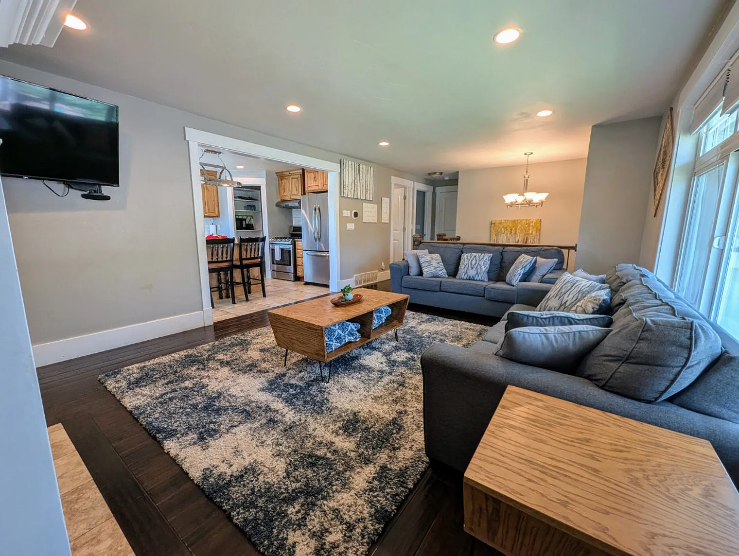 3 bed, 2.0 bath, 2583 sqft, $3,198 — Photo 3