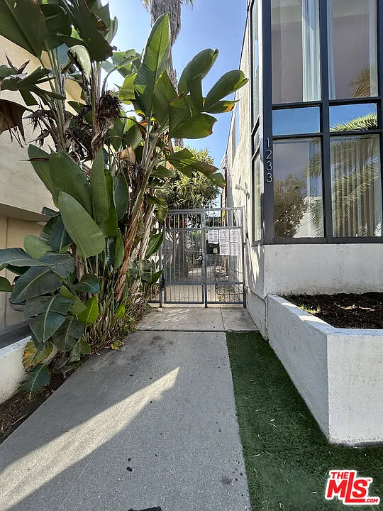 2 bed, 1.0 bath, 850 sqft, $2,880 — Photo 2