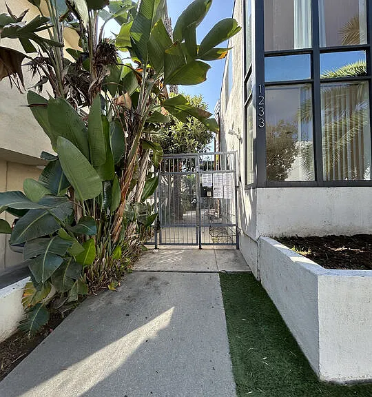 1233 Barry Ave #101 — Photo 2