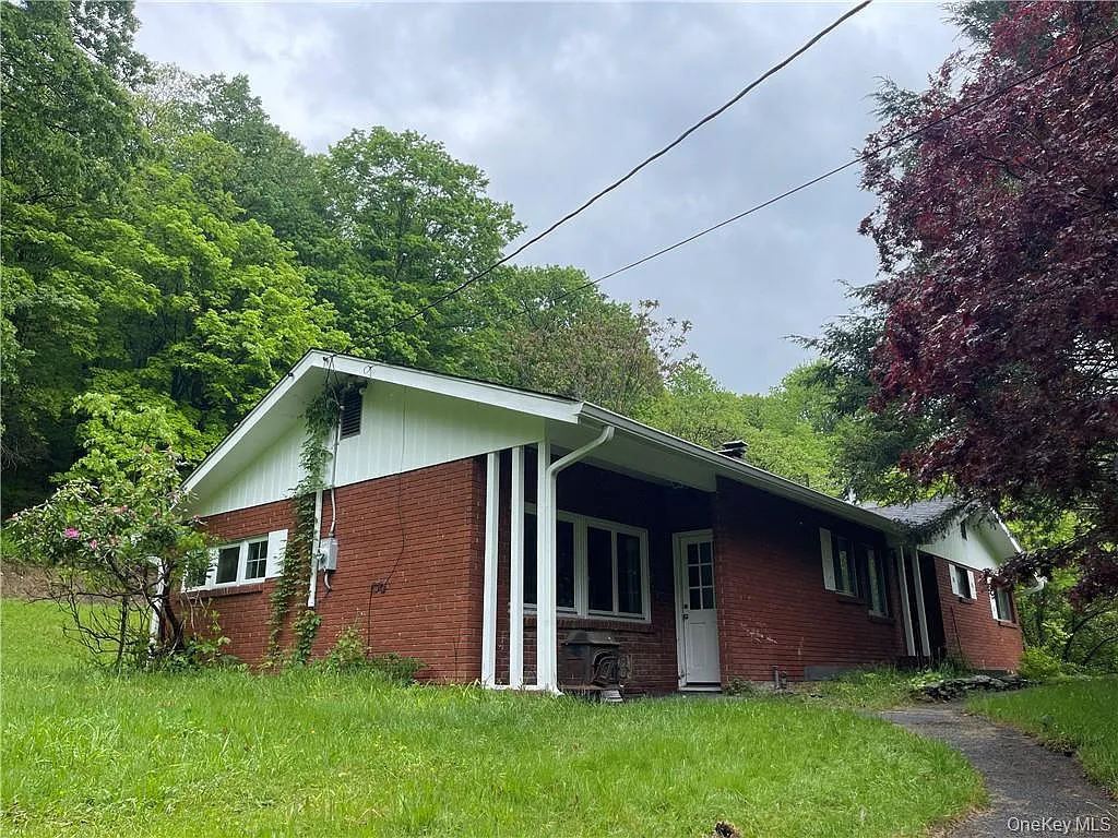 3 bed, 2.0 bath, 2432 sqft, $3,000 — Photo 3