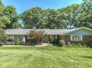 22 Chippenham Ln, Chesterfield, MO 63005