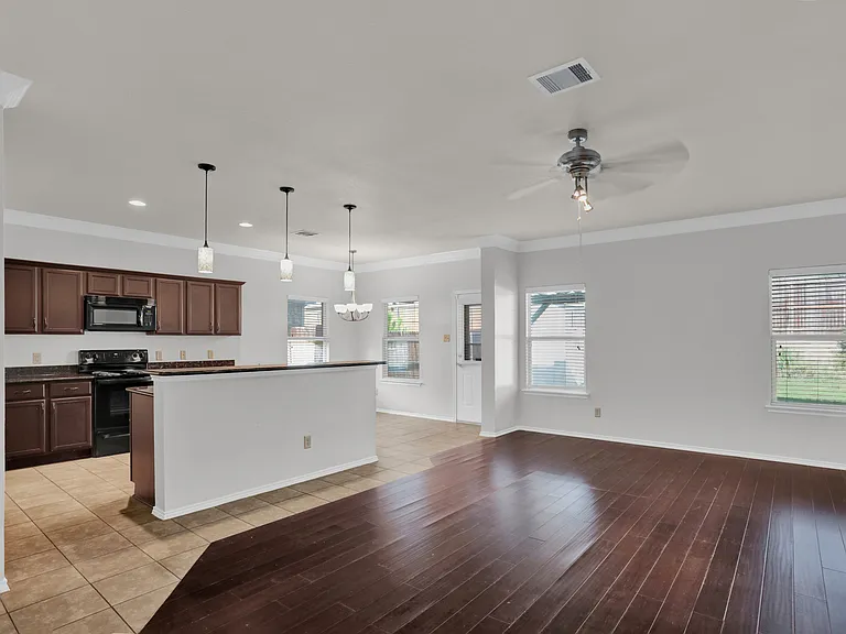 2138 Meadow View Dr — Photo 5