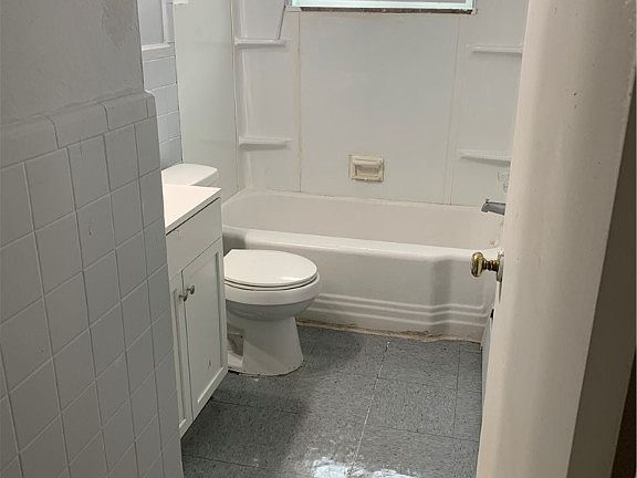 5th image of 125 Niagara Ave
