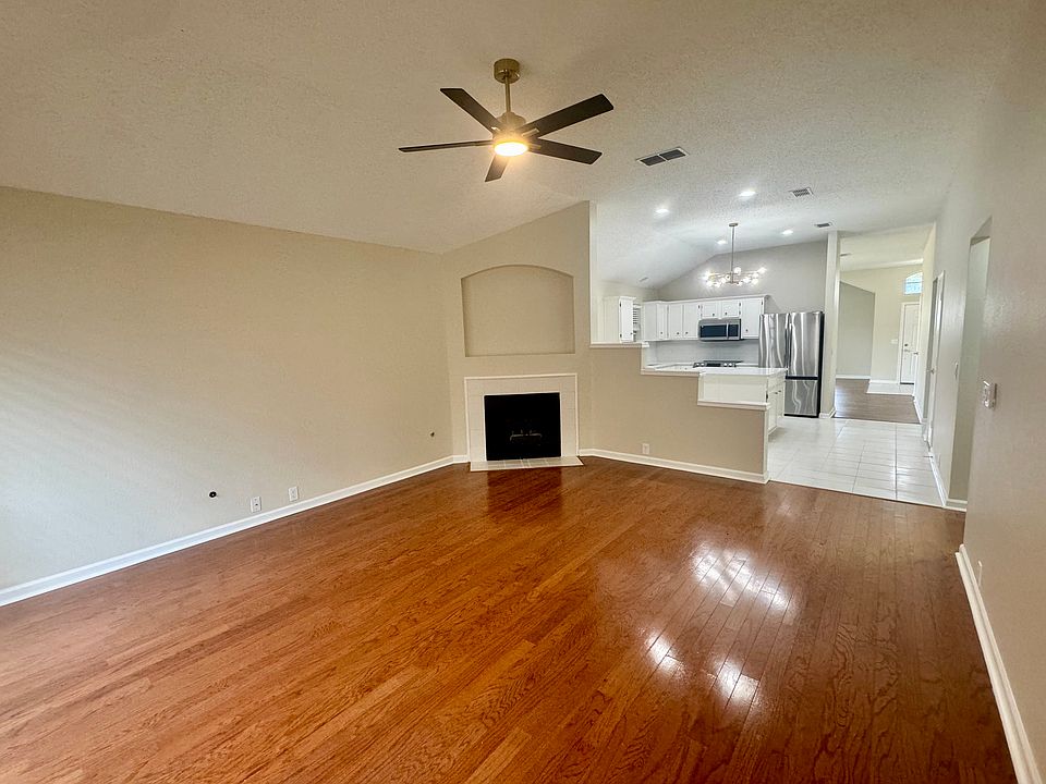 1st image of 321 Scarlet Oak Dr